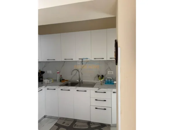 Tirane, jepet me qera apartament 1+1 Kati 3, 63 m² 400 € (shkolla e bashkuar)