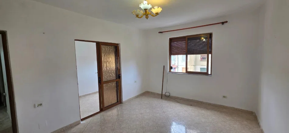 Tirane, shitet apartament 1+1 Kati 5, 64 m² 77.000 € (Kombinat)