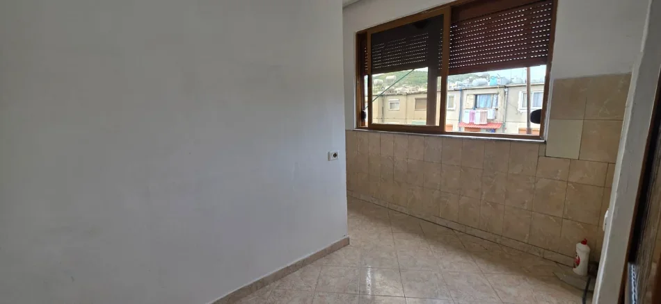 Tirane, shitet apartament 1+1 Kati 5, 64 m² 77.000 € (Kombinat)