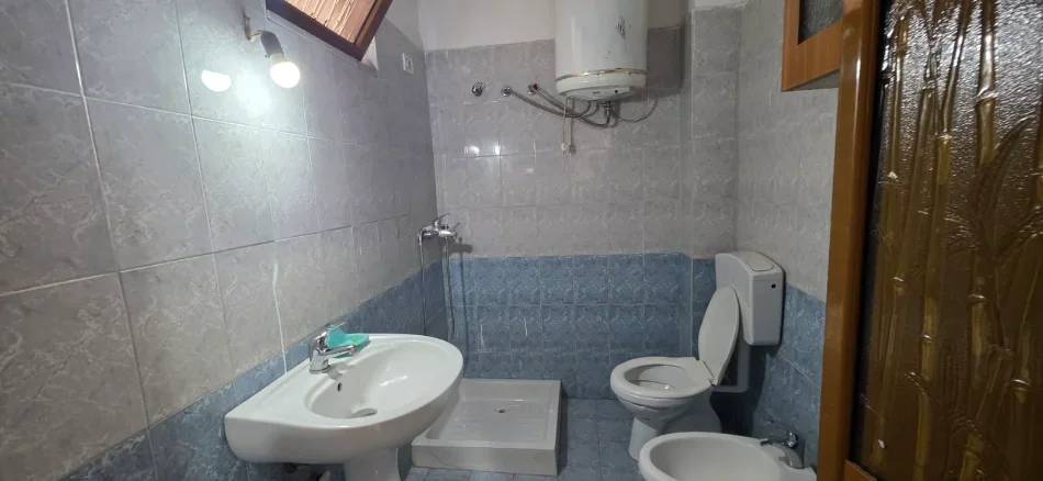 Tirane, shitet apartament 1+1 Kati 5, 64 m² 77.000 € (Kombinat)