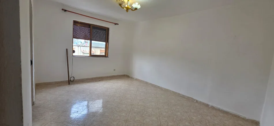 Tirane, shitet apartament 1+1 Kati 5, 64 m² 77.000 € (Kombinat)