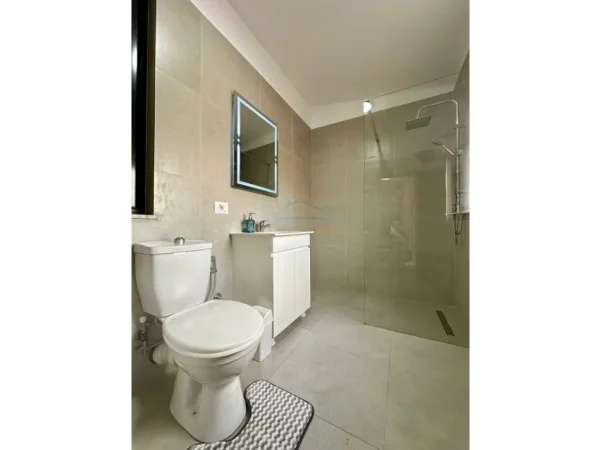Tirane, jepet me qera apartament 2+1+Ballkon Kati 4, 76 m² 720 € (SELVIA)