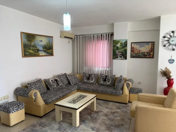 Tirane, jepet me qera apartament 3+1 Kati 3, 120 m² 600 € (Stacioni I Trenit Rruga Jordan Misja)