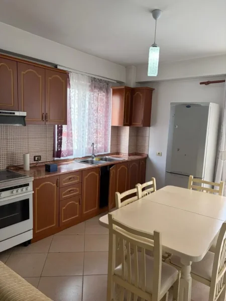 Tirane, jepet me qera apartament 3+1 Kati 3, 120 m² 600 € (Stacioni I Trenit Rruga Jordan Misja)
