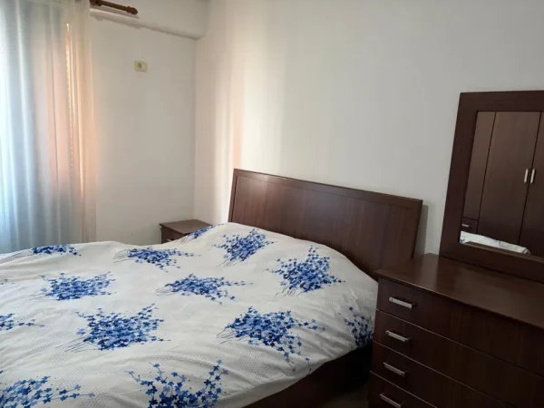 Tirane, jepet me qera apartament 3+1 Kati 3, 120 m² 600 € (Stacioni I Trenit Rruga Jordan Misja)