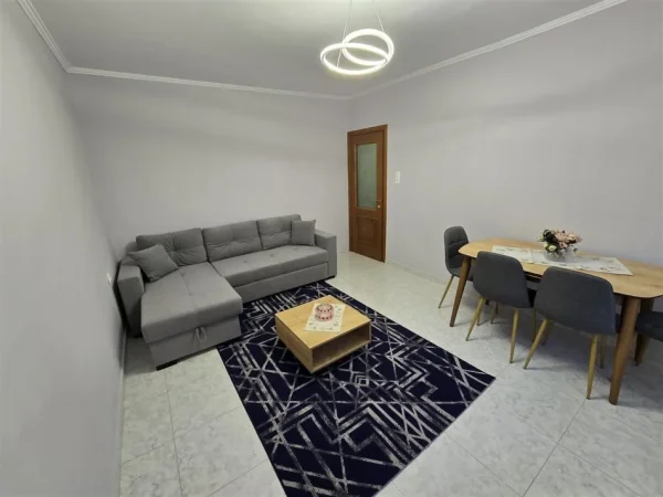 Tirane, jepet me qera apartament 1+1 Kati 2, 60 m² 600 € (Ali Demi)