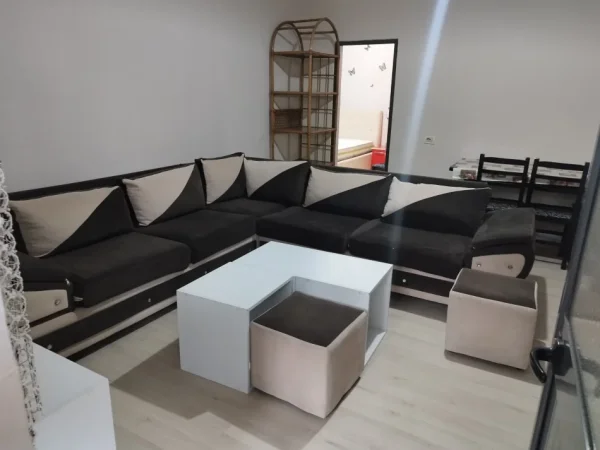Tirane, jepet me qera shtepi 1+1 Kati 1, 50 m² 300 € (Rruga 5 Maj, afër fabrikës së këpucëve.)