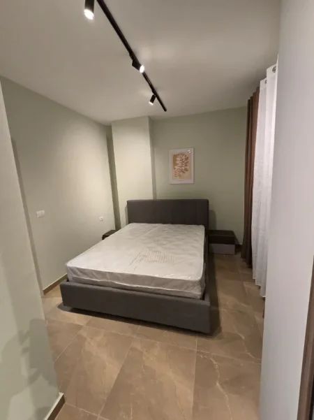 Tirane, jepet me qera apartament 2+1 Kati 8, 100 m² 900 € (ZOGU I ZI)