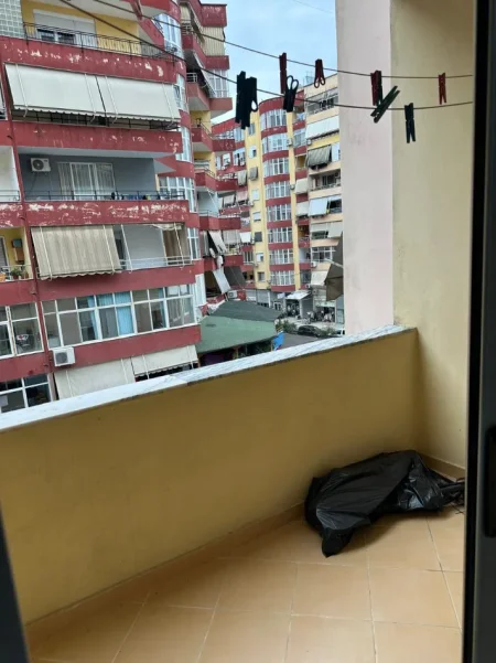 Tirane, jepet me qera apartament 1+1 Kati 3, 70 m² 450 € (astir)