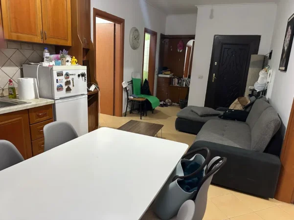 Tirane, jepet me qera apartament 1+1 Kati 3, 70 m² 450 € (astir)