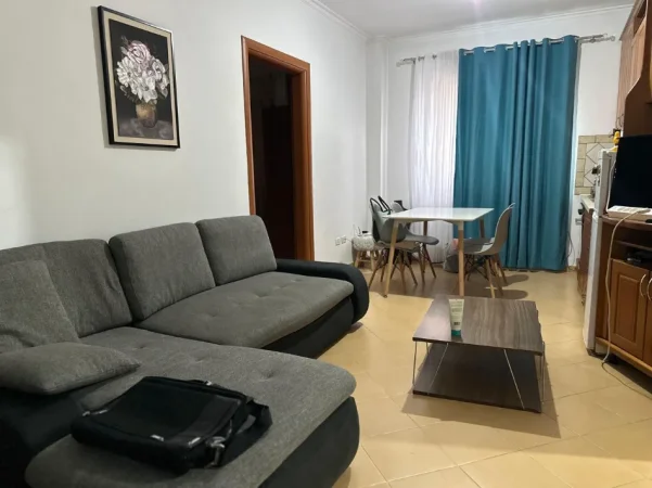 Tirane, jepet me qera apartament 1+1 Kati 3, 70 m² 450 € (astir)