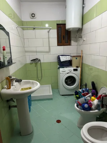 Tirane, jepet me qera apartament 1+1 Kati 3, 70 m² 450 € (astir)