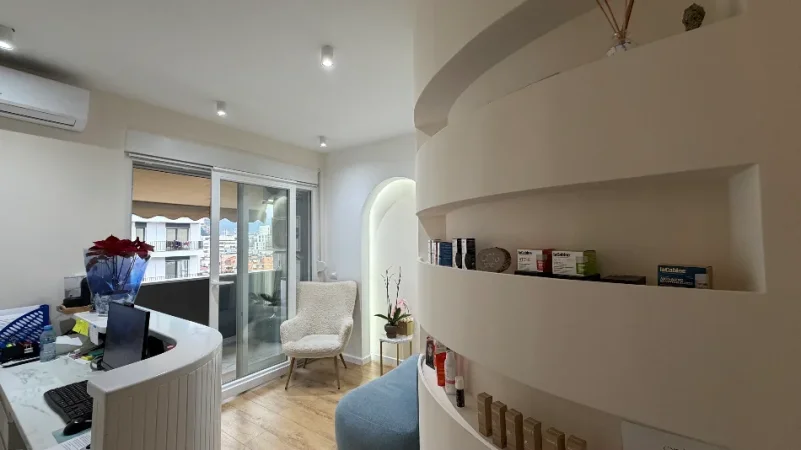 Tirane, jepet me qera apartament 2+1+Ballkon Kati 7, 95 m² 850 € (Komuna e Parisit)