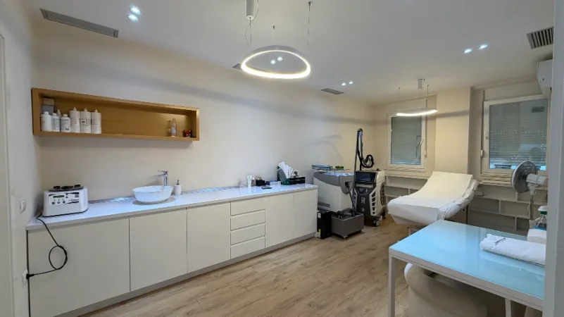 Tirane, jepet me qera apartament 2+1+Ballkon Kati 7, 95 m² 850 € (Komuna e Parisit)