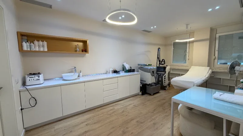 Tirane, jepet me qera apartament 2+1+Ballkon Kati 7, 95 m² 850 € (Komuna e Parisit)