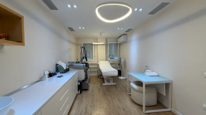 Tirane, jepet me qera apartament 2+1+Ballkon Kati 7, 95 m² 850 € (Komuna e Parisit)