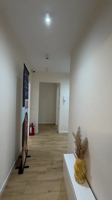 Tirane, jepet me qera apartament 2+1+Ballkon Kati 7, 95 m² 850 € (Komuna e Parisit)