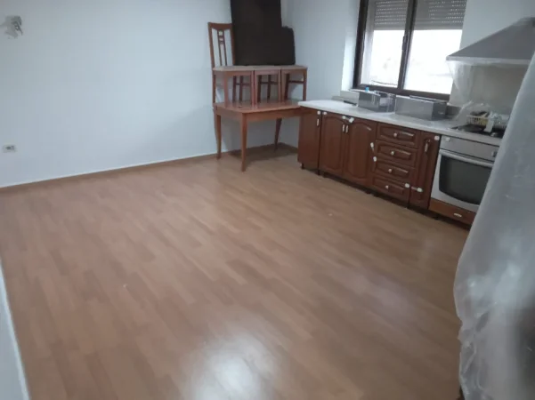 Tirane, jepet me qera apartament 2+1+Ballkon Kati 2, 80 m² 600 € (Rruga e Elbasanit)