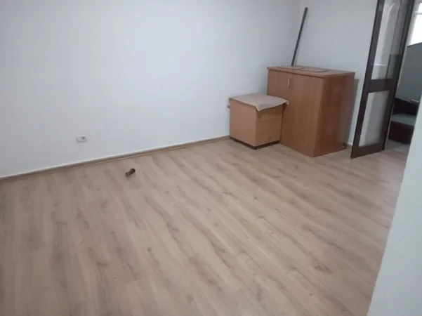 Tirane, jepet me qera apartament 2+1+Ballkon Kati 2, 80 m² 600 € (Rruga e Elbasanit)