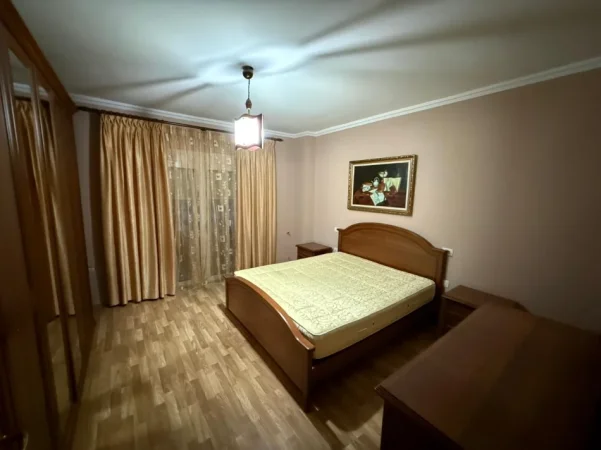 Tirane, jepet me qera apartament 1+1 Kati 8,