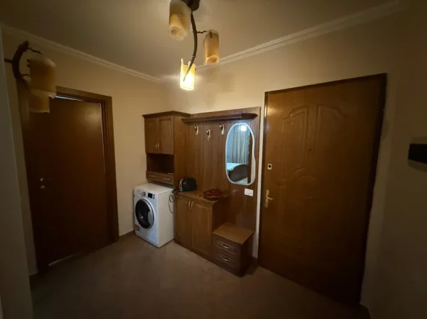 Tirane, jepet me qera apartament 1+1 Kati 8,