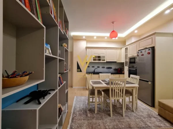 Tirane, jepet me qera apartament 1+1+Ballkon Kati 7, 70 m² 700 € (KOMUNA E PARISIT)