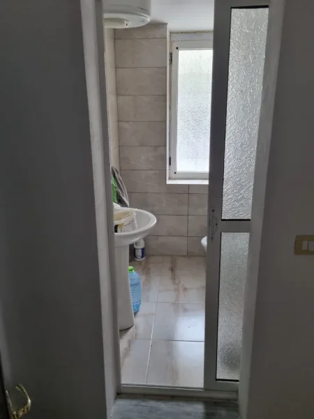 Tirane, jepet me qera  ambjent biznesi Kati 0, 76 m² 900 € (Gjik kuqali)