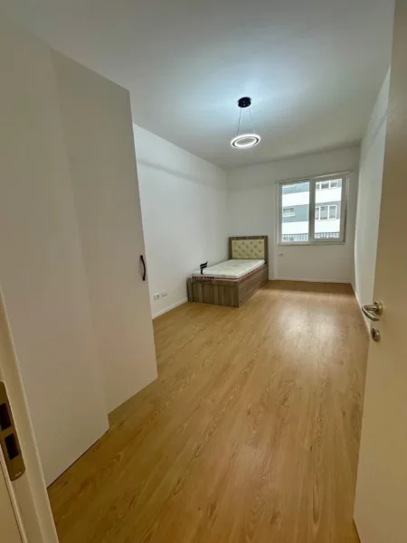 Tirane, jepet me qera apartament 2+1 Kati 4, 100 m² 500 € (UNIVERS CITY)