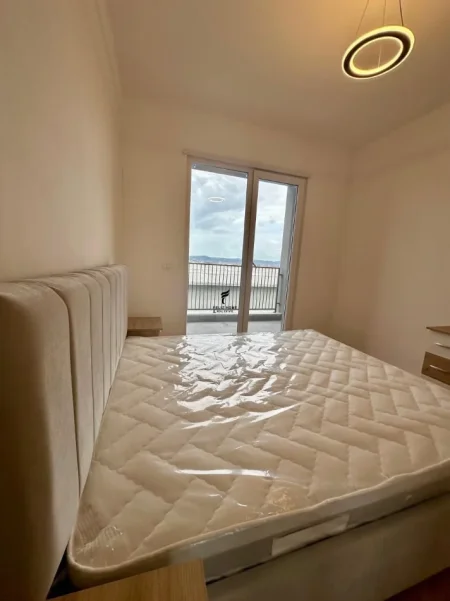 Tirane, jepet me qera apartament 2+1 Kati 4, 100 m² 500 € (UNIVERS CITY)