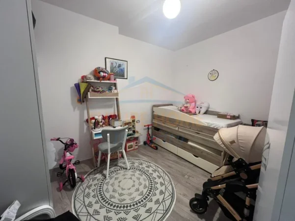 Tirane, shes apartament 2+1+Ballkon Kati 1, 81 m² 135.000 € (Fresku)