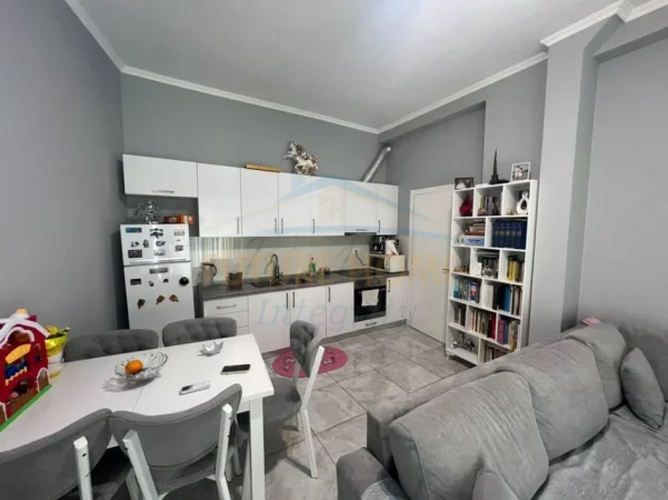 Tirane, shes apartament 2+1+Ballkon Kati 1, 81 m² 135.000 € (Fresku)