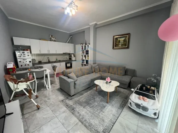 Tirane, shes apartament 2+1+Ballkon Kati 1, 81 m² 135.000 € (Fresku)