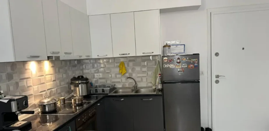 Tirane, jepet me qera apartament 1+1 Kati 3, 65 m² 400 € (Rruga Ali Bakiu)