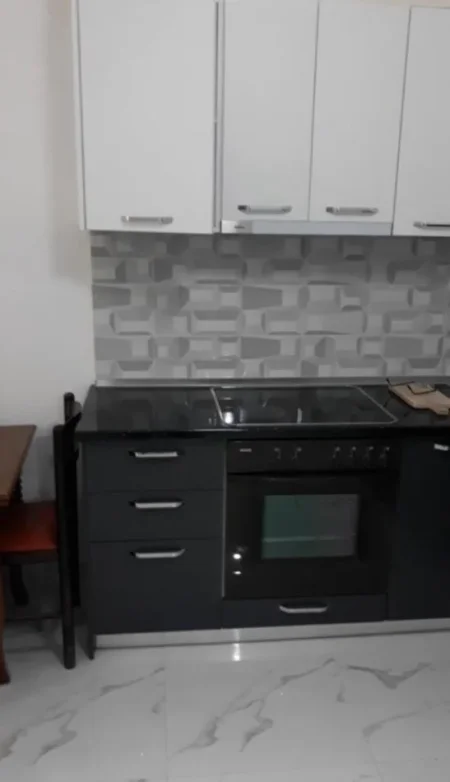 Tirane, jepet me qera apartament 1+1 Kati 3, 65 m² 400 € (Rruga Ali Bakiu)