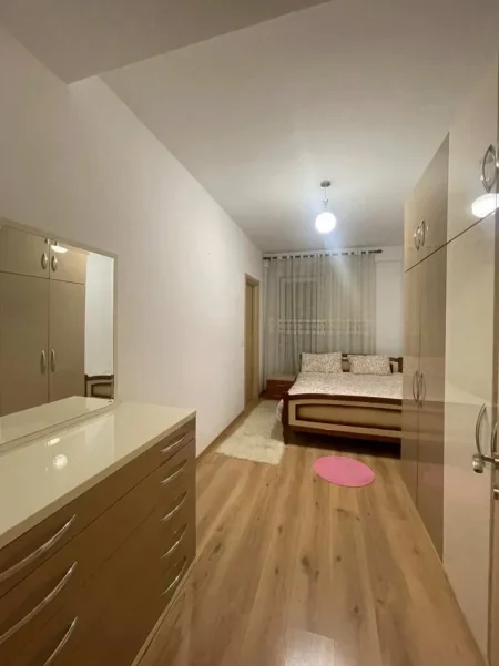 Tirane, jepet me qera apartament 2+1 Kati 3, 550 € (qytet studenti)