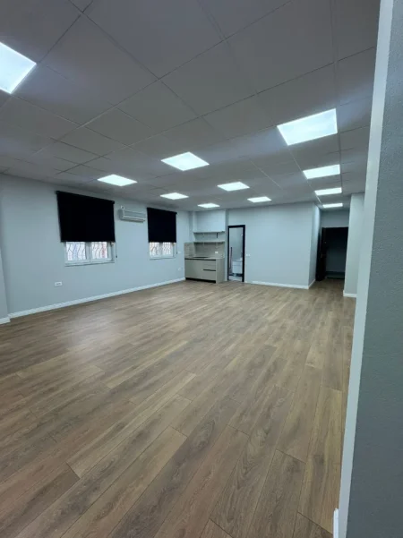 Tirane, jepet me qera zyre Kati 1, 68 m² 900 € (Qender)