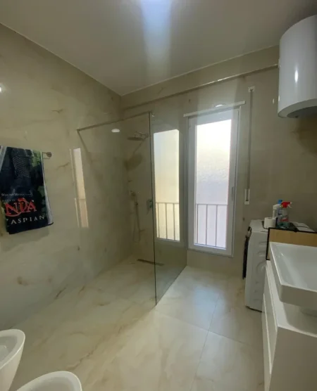 Tirane, jepet me qera apartament 2+1+Ballkon , 98 m² 1.100 € 