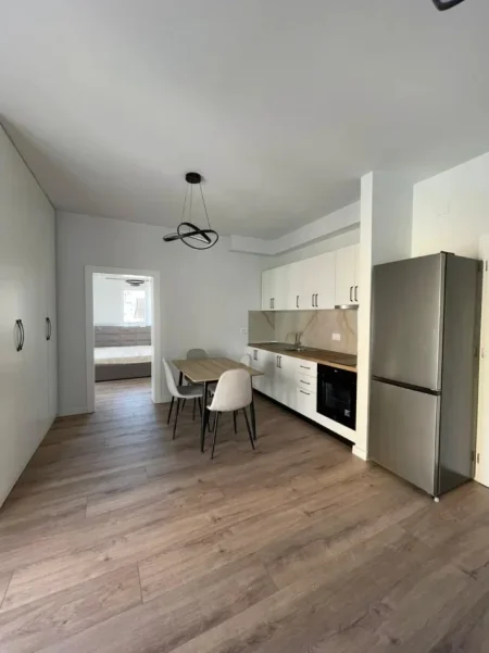 Tirane, jepet me qera Vile 1+1+Ballkon Kati 3, 60 m² 500 € (PERBALLE DELIJORGJIT, ISH PARKU)