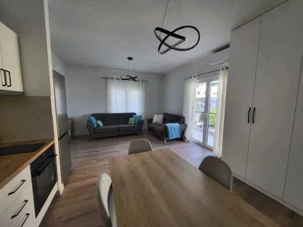 Tirane, jepet me qera Vile 1+1+Ballkon Kati 3, 60 m² 500 € (PERBALLE DELIJORGJIT, ISH PARKU)