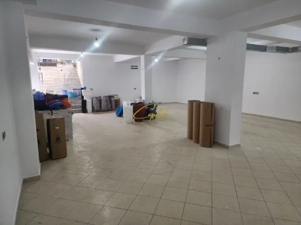 Tirane, jepet me qera dyqan Kati 0, 115 m² 1.000 € (RRUGA E DIBRES)