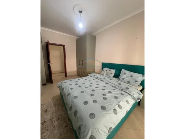 Tirane, jepet me qera apartament 2+1+Ballkon Kati 1, 100 m² 550 € (Unaza e Re)
