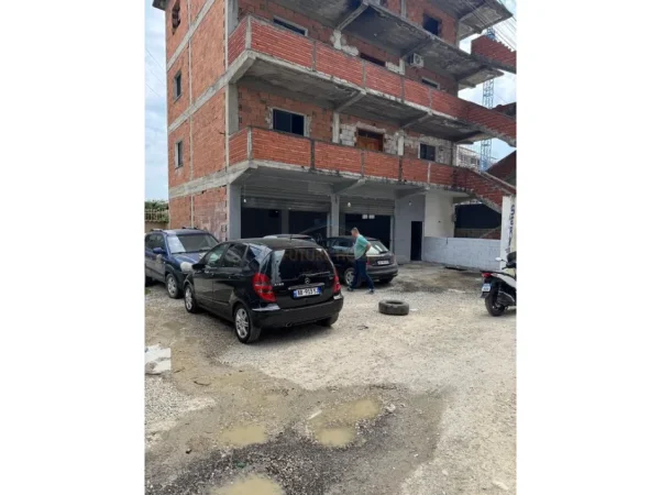 Tirane, jepet me qera ambjent biznesi Kati 0, 260 m² 1.260 € (FUSHA E AVIACIONIT)