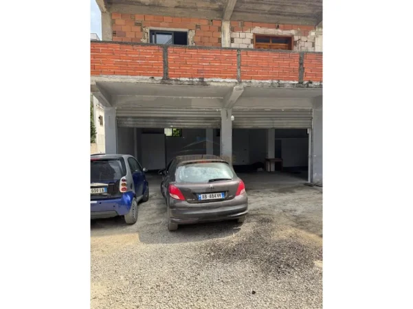 Tirane, jepet me qera ambjent biznesi Kati 0, 260 m² 1.260 € (FUSHA E AVIACIONIT)