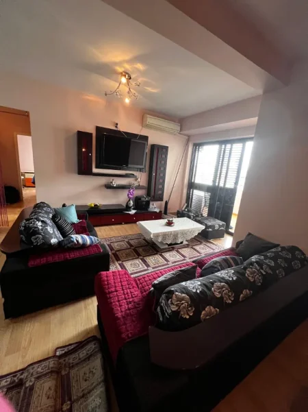 Tirane, jepet me qera apartament 2+1+Ballkon Kati 7, 100 m² 550€ (Rruga e Dibres)