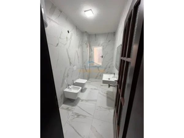 Tirane, jepet me qera ambjent biznesi Kati 4, 177 m² 1.800 € (SHESHI WILLSON)