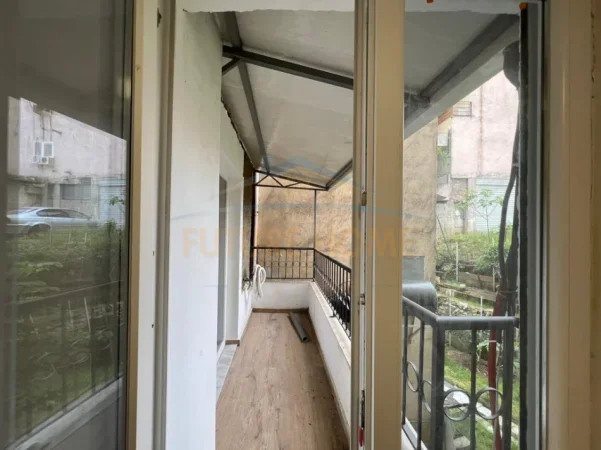 Tirane, jepet me qera ambjent biznesi Kati 2, 78 m² 800 € (Brryli)