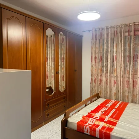 Tirane, jepet me qera apartament 1+1 Kati 2, 70 m² 550 € (21 Dhjetori prane Komisariatit te Policise)