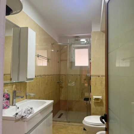 Tirane, jepet me qera apartament 1+1 Kati 2, 70 m² 550 € (21 Dhjetori prane Komisariatit te Policise)