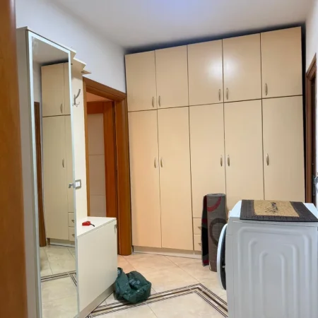 Tirane, jepet me qera apartament 1+1 Kati 2, 70 m² 550 € (21 Dhjetori prane Komisariatit te Policise)