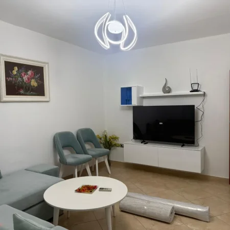 Tirane, jepet me qera apartament 1+1 Kati 2, 70 m² 550 € (21 Dhjetori prane Komisariatit te Policise)